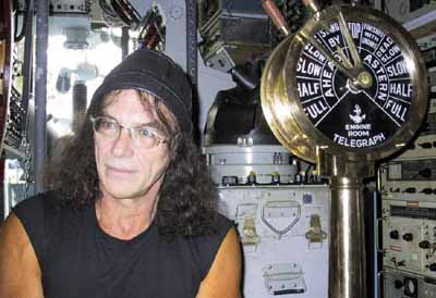 John Hutchison dans son laboratoire.